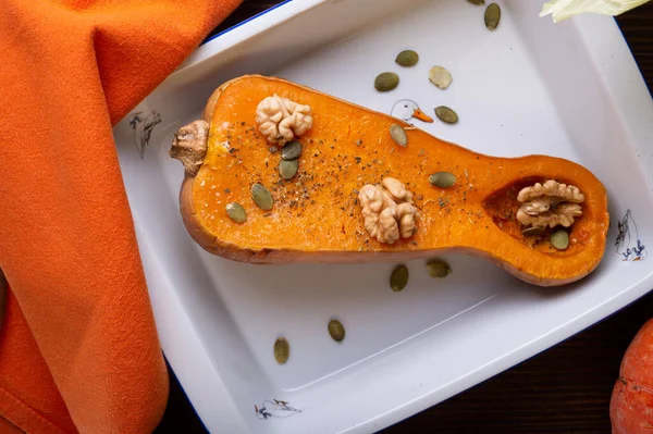 Calabaza Horno Con Nueces Semillas Servido Mesa Marrón Madera Con — Foto de Stock