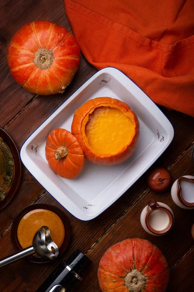 Sütőtök Krémes Puccs Sütőtökben Tálalva Barna Asztalnál Érett Narancsszínű Sütőtökkel — Stock Fotó