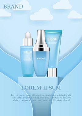 Gökyüzü arkaplanlı kozmetik ürünleri ayakta
