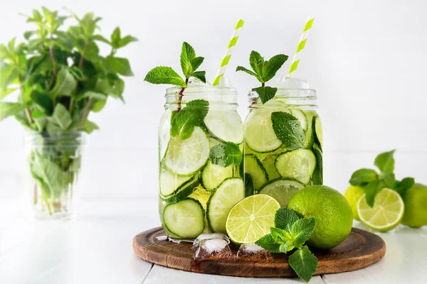 Zwei Gläser Mit Frucht Und Kräuterwasser Mit Gurke Limette Und — Stockfoto
