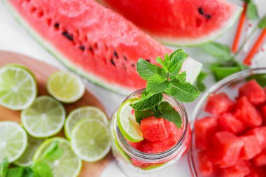 Dilim karpuz ve kireç suyla doldurmak için bir kavanoz yerleştirilir.