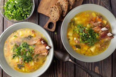İki tabak ahşap bir masa üzerinde füme domuz kaburga ile lezzetli sarı bezelye çorbası. Üstten Görünüm