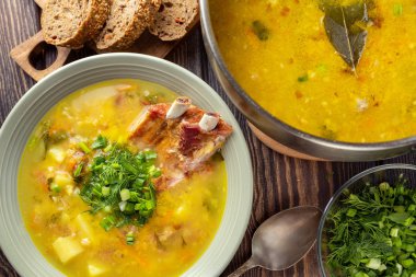 Ahşap bir masa üzerinde füme domuz kaburga ile lezzetli sarı bezelye çorbası. Üstten Görünüm