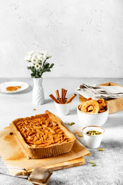 Yulaf ezmesi tabanı ve kurutulmuş elma doldurma ile sağlıklı çiğ Vegan tart, tarçın ile serpilir, seçici odak