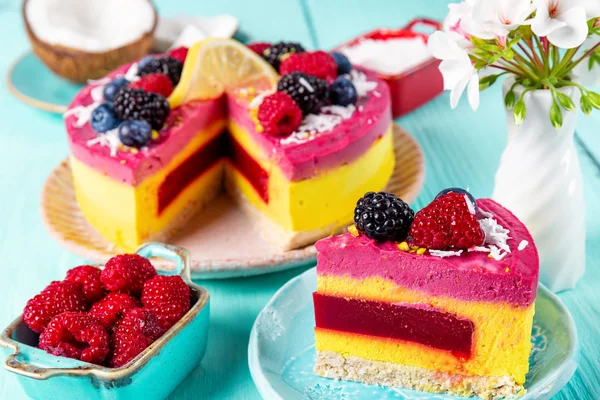 Lezzetli ham vegan cutaway kek mayalı kaju köpüklü ve limon dondurulmuş çilek, glutensiz, hiçbir yumurta ile dekore edilmiş yapılmış. Sağlıklı beslenme konsepti.