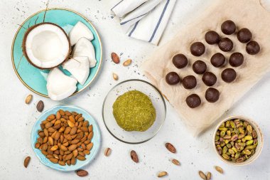 El yapımı çikolata pralin topları ve vegan şekerler pişirmek için marzipan. Ev yapımı tatlılar yapmak için adım atın. Düz yatıyordu.
