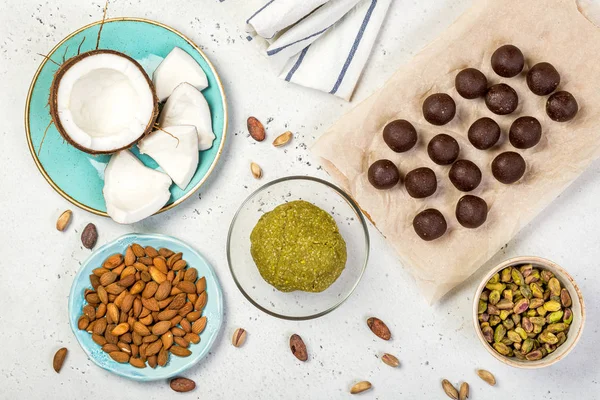 El yapımı çikolata pralin topları ve vegan şekerler pişirmek için marzipan. Ev yapımı tatlılar yapmak için adım atın. Düz yatıyordu.