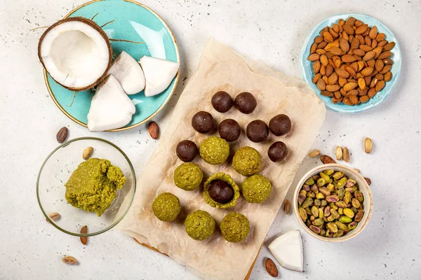 Çikolata lı trüf dolgusu marzipan kabuğuna sarılır. Marzipan çiğ-vegan şekerler pişirme adım. Düz yatıyordu.