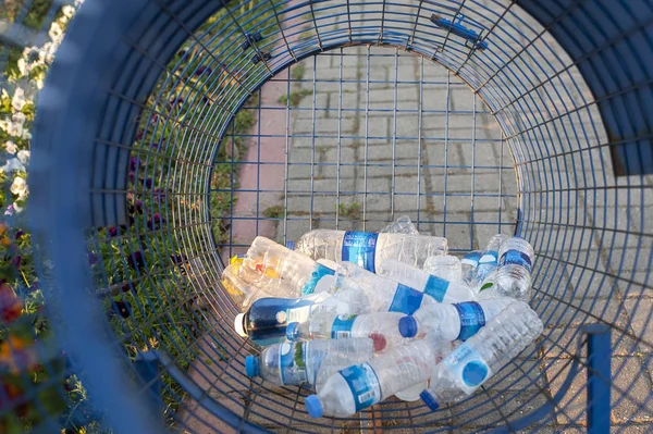 Plastik şişeler çöpe. Çöp geri dönüşümü, geri dönüşüm için çöp