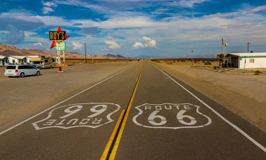 İkonik Roy'un Motel ve Cafe Amboy, California yolda dünya ünlü ve tarihi Route 66 işaretleri