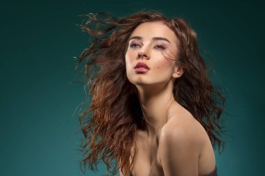 dalgalı, uçan ıslak saçlı beuty esmer kız moda portre. Şehvetli ifade ile poz ve ve yeşil şirin makyaj