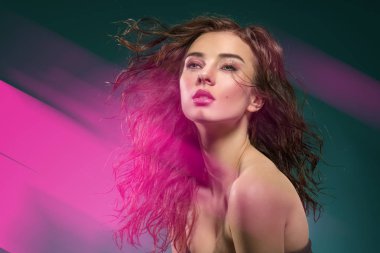 dalgalı, uçan ıslak saçlı beuty esmer kız moda portre. Şehvetli ifade ile poz ve ve yeşil şirin makyaj