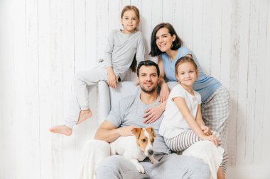 Dört memebers dostu aile: neşeli Avrupa esmer kadın, kocası, iki kızı ve favori Evcil hayvan, iyi ilişkileri var, birbirlerine destek. Çocuklu sevgi anne