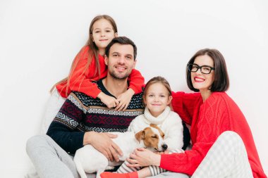 Portre pozitif ifadeleriyle mutlu aile üyelerinin kucaklamak ve birbirlerine destek, iyi bir ilişki var. Mutlu baba, Anne, iki kız kardeş ve küçük köpek yavrusu poz birlikte kapalı.