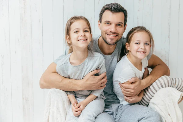 Retrato Pai Jovem Feliz Abraça Suas Duas Filhas Ama Los — Fotografia de Stock