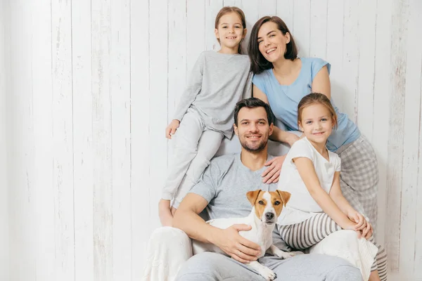 Ritratto Famiglia Felice Coperto Bello Padre Tiene Cane Bella Madre — Foto Stock