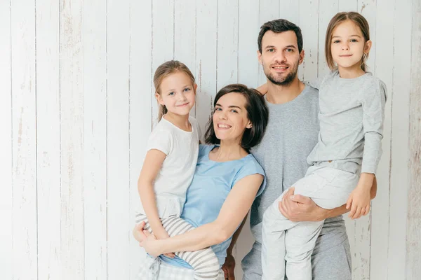 Retrato Pais Felizes Carregam Suas Lindas Filhas Mãos Linda Família — Fotografia de Stock