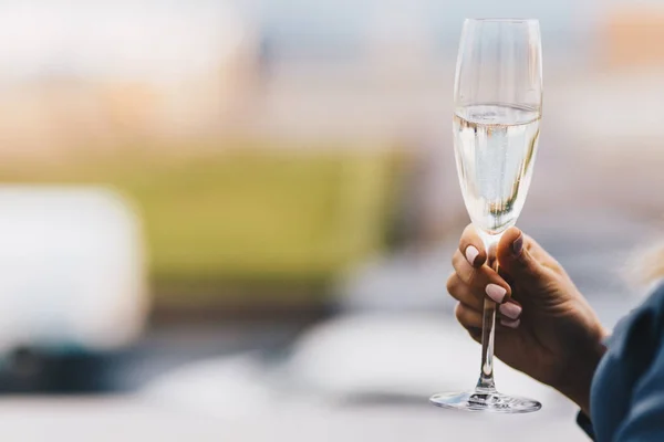 Kvinnas Hand Håller Glas Vitt Vin Firar Något Tillsammans Med — Stockfoto