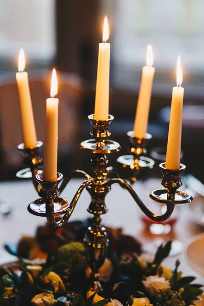 Yanan mumlar şenlikli masaya. Düğün dekor ve harika iç. Romantik akşam kavramı. Retro şamdan. Güzel Sofra
