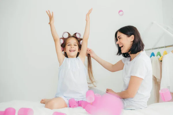 Mulher Morena Alegre Faz Cabelo Sua Filha Que Tem Expressão — Fotografia de Stock