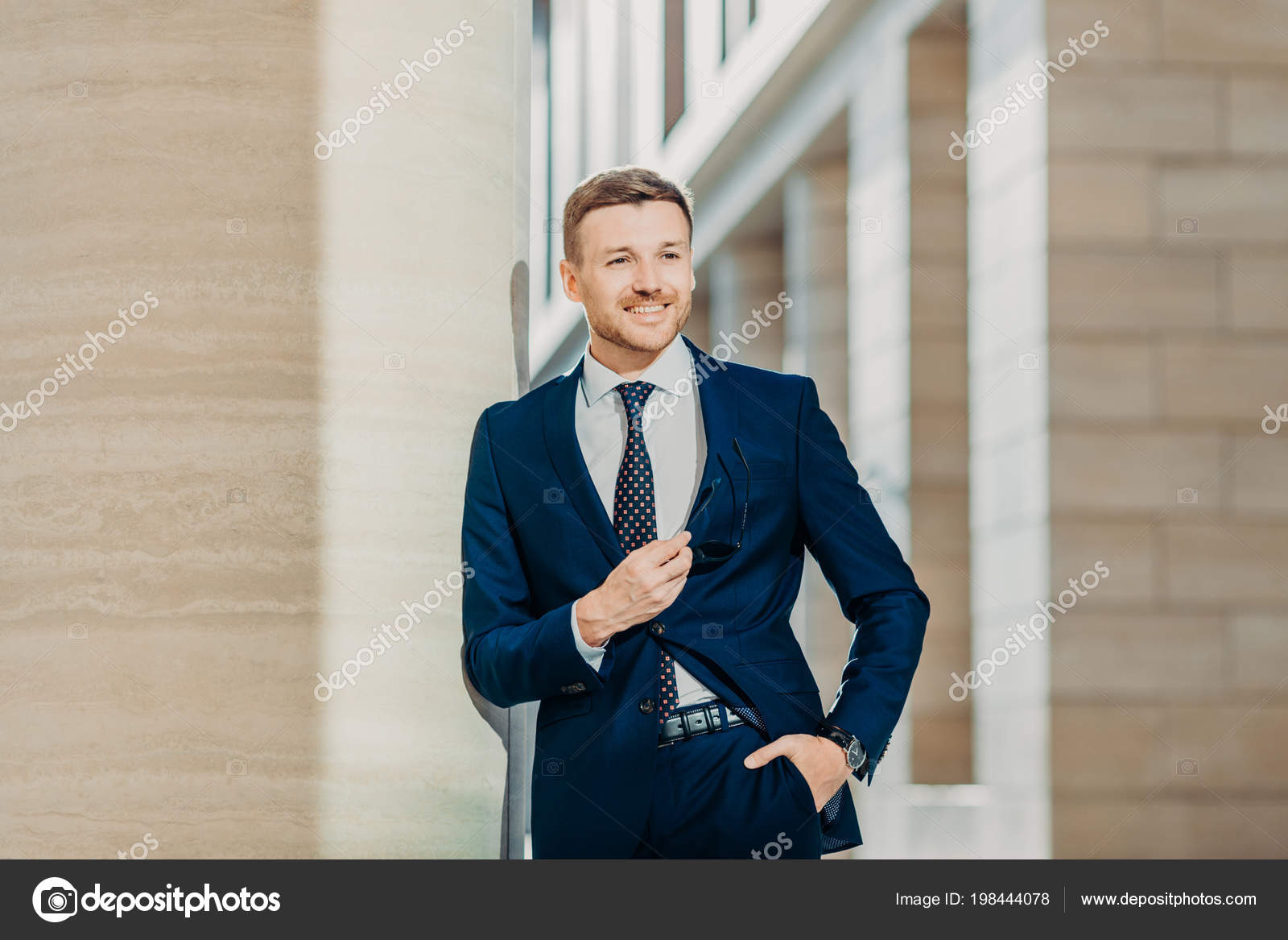 Выстрел Довольного Успешного Менеджера Мужчины Щетиной Носит.