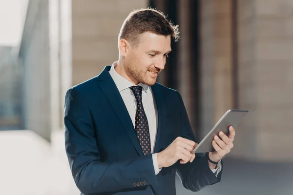 Imagen Horizontal Trabajador Oficina Masculino Éxito Vestido Con Traje Elegante — Foto de Stock