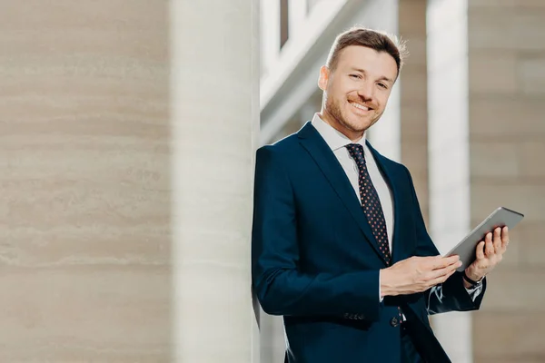 Retrato Empresário Masculino Elegante Tem Expressão Alegre Detém Tablet Digital — Fotografia de Stock