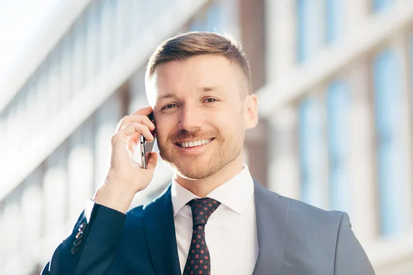 Empreendedor Masculino Alegre Bonito Feliz Veste Terno Formal Gravata Camisa — Fotografia de Stock