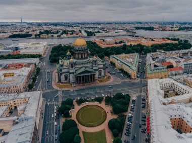 Panoramik St. Isaac's Cathedral St. Isaac's Meydanı Rusya, Saint Petersburg'nda. Bulutlu gün. Yukarıdan görüntüleyin. Tarihsel anıt.