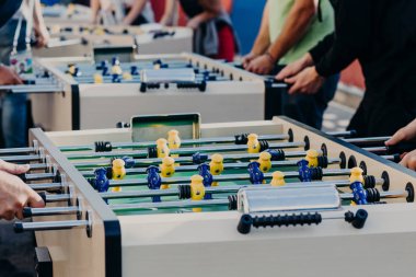 Erkek arkadaşlar tablo foortball büyük ısı ile oynamak, eğlence zamanı veya eğlence keyfini çıkarın, kazanmak istiyorum. Eğlence merkezi. Futbol oyunu renkli plastik oyuncular
