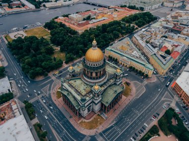 St Petersburg, Rusya. Yukarıdan St Isaac's Meydanı ünlü şehir içinde görüntüleyin. Meşgul sokaklar. Cityscape yeşil ağaçlar ile. Gezi kavramı
