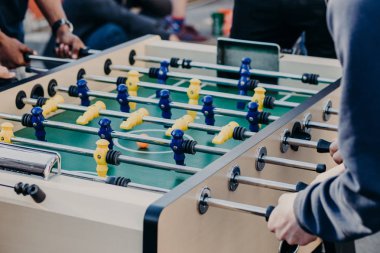 Erkek meslektaşları iş günü sonra masa futbol oyunu zevk, serbest zaman, gibi masa oyunları oynamak zorunda. Gençlerin boş zamanlarını sırasında geri kalanı