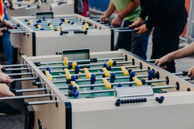 İnsanlar, eğlence ve rekreasyon kavramı. Tanınmayan arkadaşları birlikte eğlenceli, oyun langırt veya kicker, barda açık dinlenme hakkına sahiptir