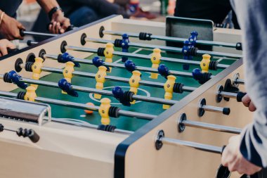 Arkadaşlar tablo futbol oyna, eğlence merkezinde serbest zaman geçirin. Dinlenme ve eğlence kavramı. Aktif oyuncular. Spor oyunları