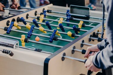 Erkek arkadaşlar unutulmaz zaman geçiriyoruz, masa futbolu veya kricker oynamak, eğlenmek, zafer sahip olmak istiyorum. Plastik renkli oyuncular görüntü kadar kapatın