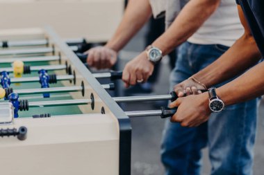 Kırpılan görünüm erkeğin el langırt oynamak, eğlence ya da boş zaman zaman tatil sırasında zevk, boş zamanlarını çubuk. Rekabet kavramı