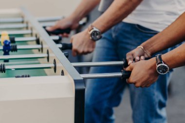 İnsanlar futbol oyunu oynarken zevk, langırt oynamak, eğlence zamanı seviyorum. Mini oyun. Eğlence ve etkinlikleri kavramı. Eğlence kavramının