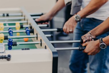 Erkek arkadaşlarım langırt veya kricker oynamak, zafer beklentisiyle ısı hissediyorum. Spor, arkadaşlık, eğlence, eğlence kavramı