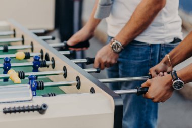 Arkadaşlar futbol futbol, kumarbaz olmak oyna. Erkekler kicker içinde birlikte takım olarak oynar. Futbol maçı. Rekabet ve eğlence kavramı