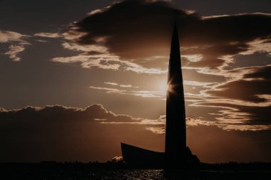 06/22/2018 Rusya St. Petersburg. Lakhta merkezi Kulesi Saint Petersburg içinde akşam manzarası. Güzel bulutlu gökyüzü günbatımı sırasında. Gökdelen Rusya'da. Sahil, Finlandiya Körfezi