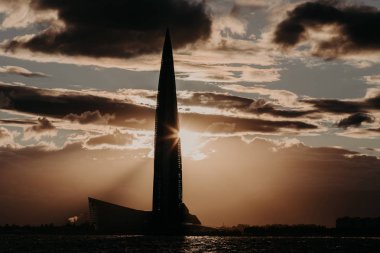 06/22/2018 Rusya St. Petersburg. Lakhta Saint Petersburg gökdelen günbatımı ile bulutlu karanlık gece gökyüzüne karşı. Shore, Finlandiya Körfezi. İş Merkezi
