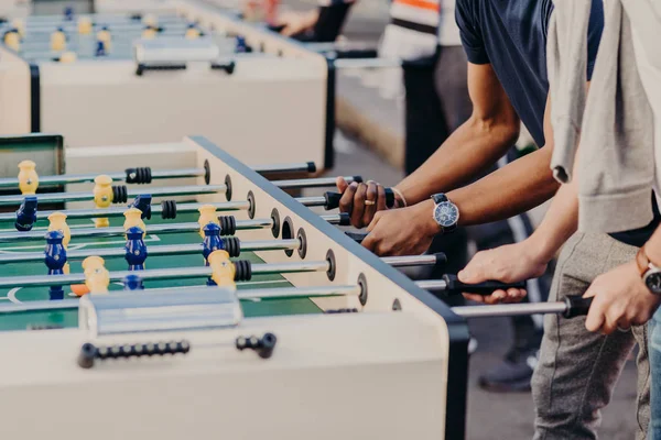 İki adam bir tarafta stand, masa futbolu birlikte oynamak, kicker gibi ısı Oyunlar zevk, serbest zaman açık geçirin. Takım ve arkadaşlık kavramı