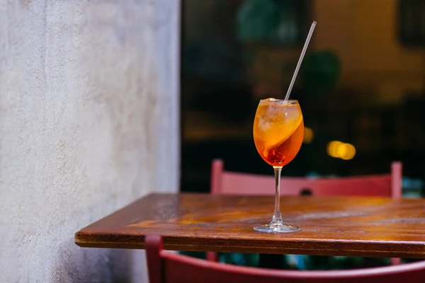 Buz Turuncu Ile Karışık Lezzetli Içecek Aperol Spiritz Tahta Masada — Stok fotoğraf