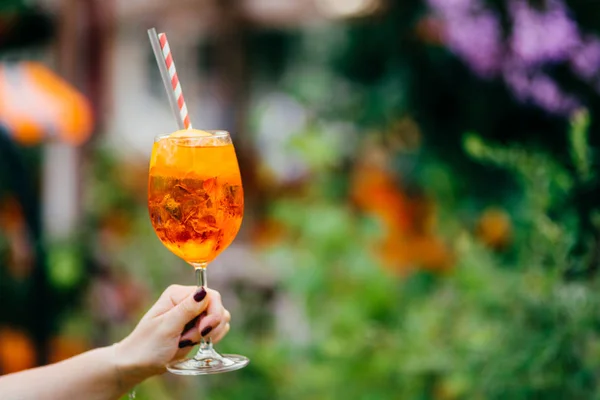 Cóctel Fresco Copa Vino Aire Libre Sobre Fondo Borroso Mujer — Foto de Stock