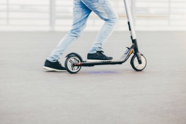 Tanınmayan adam aktif yaşam tarzı vardır, elektrikli scooter sürmek, hobi vardır, hafta sonu olduğu gibi duruyor. İnsanlar, hobi ve sürüş kavramı
