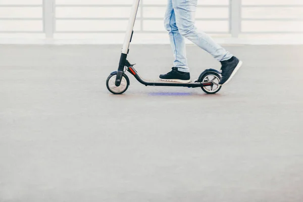 Outdoor Shot Man Sneakers Jeans Being Photographed Motion While Rides — Stock Photo, Image