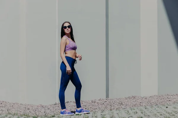 Vrouwelijke Atleet Paarse Top Beenkappen Sportschoenen Poses Outdoor Toont Perfect — Stockfoto