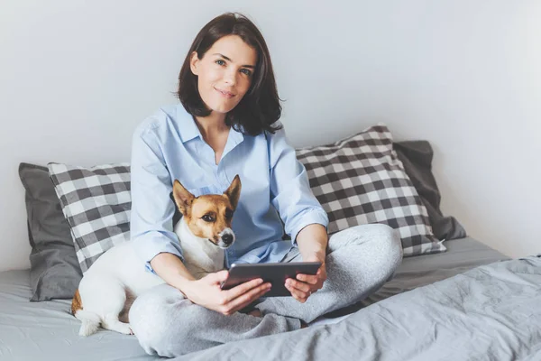 Dostačující Pohledu Bruneta Žena Pyžamo Používá Moderní Elektronické Gadget Ložnici — Stock fotografie