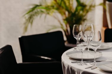 Sofra yemek için. Güzel bir akşam yemeği ya da akşam yemeği için özel bir gün hizmet masa. Beyaz kağıt. Boş yemekleri. Rahat bir atmosfer