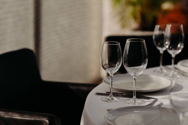 Garson, kutlama, yıldönümü veya düğün kavramı. Züccaciye Mağazaları ve çatal bıçak takımı'ziyafet salonunda lüks restoran festival masada. Rahat iç